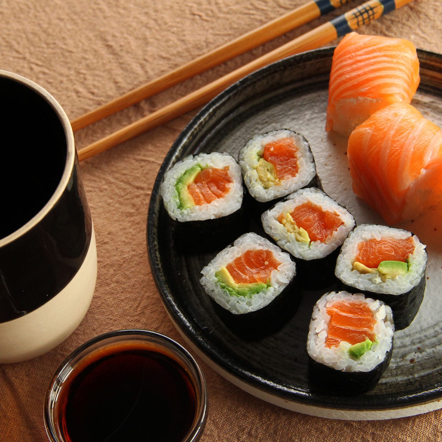 saumon-rolls-sushi-japan-food-mauguio-lunel